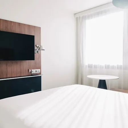 Hotel Campanile Mermoz 3*